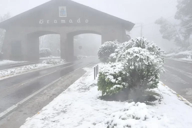 Imagem do pórtico de Gramado coberto de neve em 2025 durante frente fria histórica.